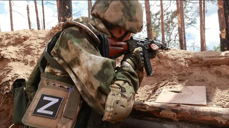 Các chuyên gia ISW nghiêng về phương án đầu tiên, đó là mở rộng vòng vây của quân Nga với Chasov Yar. Lý do là ở trên hướng này, quân Ukraine phòng thủ ít hơn nhiều so với các sườn gần thành phố; và các công sự tại đây cũng “mỏng hơn”. 