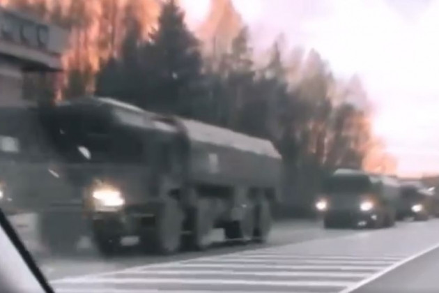 Chưa hết, vào ngày 29/10 vừa qua, theo một đoạn video được đăng trên mạng xã hội, có ít nhất 7 bệ phóng tên lửa đạn đạo chiến thuật Iskander của Nga cũng đã di chuyển về khu vực biên giới Ukraine. Mặc dù nguồn tin cho rằng, các tổ hợp này được phát hiện rời Bryansk và có thể đang hướng tới Orel. 