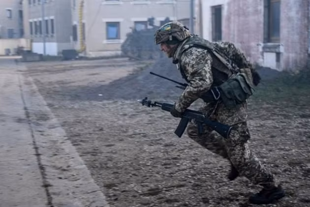 Hoạt động vận chuyển trang thiết bị quân sự và vũ khí được quan sát gần biên giới Ukraine, của cả hai phía Nga và Ukraine với tần xuất lớn dần; trong bối cảnh hoạt động quân sự của Quân đội Ukraine ở khu vực Donbass trong những ngày qua tăng cao.