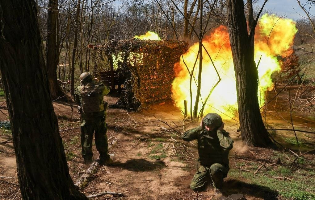 Trước đó, Nga tuyên bố toàn bộ quân đội Ukraine (AFU) tại khu vực Kursk, đã bị tiêu diệt; nhưng tình hình thực tế trên chiến trường đã bác bỏ điều này. Trong 24 giờ qua, 33 trận chiến đánh đã nổ ra ở khu vực Kursk. RFAF đã tiến hành 210 cuộc pháo kích, 15 cuộc không kích và thậm chí thả 21 quả bom dẫn đường FAB-250.