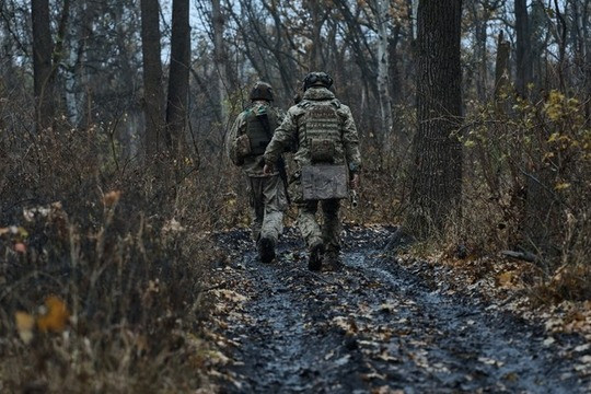 Theo nguồn tin, những binh lính Ukraine trên hiện đã bị mất liên lạc, hết lương thực và đạn dược, đã ẩn náu trong các khu rừng gần các làng Guyevo và Oleshnya trong hơn 10 ngày. Lính Nga tại Kursk cho biết, khoảng 60 binh lính Ukraine còn ẩn náu ở vùng lân cận Guyevo.