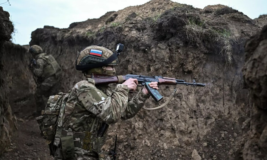 Tổng tham mưu trưởng RFAF, tướng Valery Gerasimov ngày 26/4 tuyên bố, RFAF đã tái chiếm hoàn toàn khu vực Kursk khỏi sự kiểm soát của AFU. Ông Gerasimov cho biết, chiến dịch Kursk đã hoàn thành và tàn quân của Ukraine đã bị xóa sổ hoặc bị đẩy ra khỏi khu vực. (nguồn ảnh TASS, Military Review, Ukrinform, Kyiv Independent). 