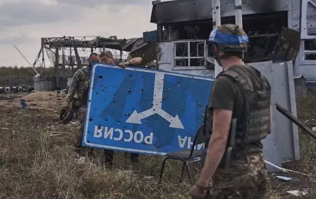 Trong số binh lính Ukraine không thể rút lui, thì một số lính Ukraine quyết tâm chiến đấu đến giây phút cuối cùng; nhưng một số đơn giản là bị kẹt lại, không thể tìm được rút lui, tất cả số này đều đang trú ẩn trong rừng rậm dọc biên giới; trong khi thông tin bị cắt đứt và UAV trinh sát của RFAF bay trên đầu như “châu chấu”.