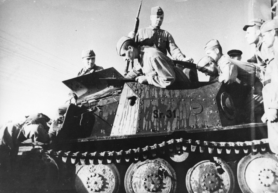 Tuy nhiên trong suốt cuộc chiến, những chiếc xe tăng R-1 không đóng góp được thành tích gì khả quan. Những chiếc xe tăng R-1 bị tiêu diệt một cách dễ dàng bởi các khẩu súng trường chống tăng Liên Xô và lép vế trước những chiếc T-34.