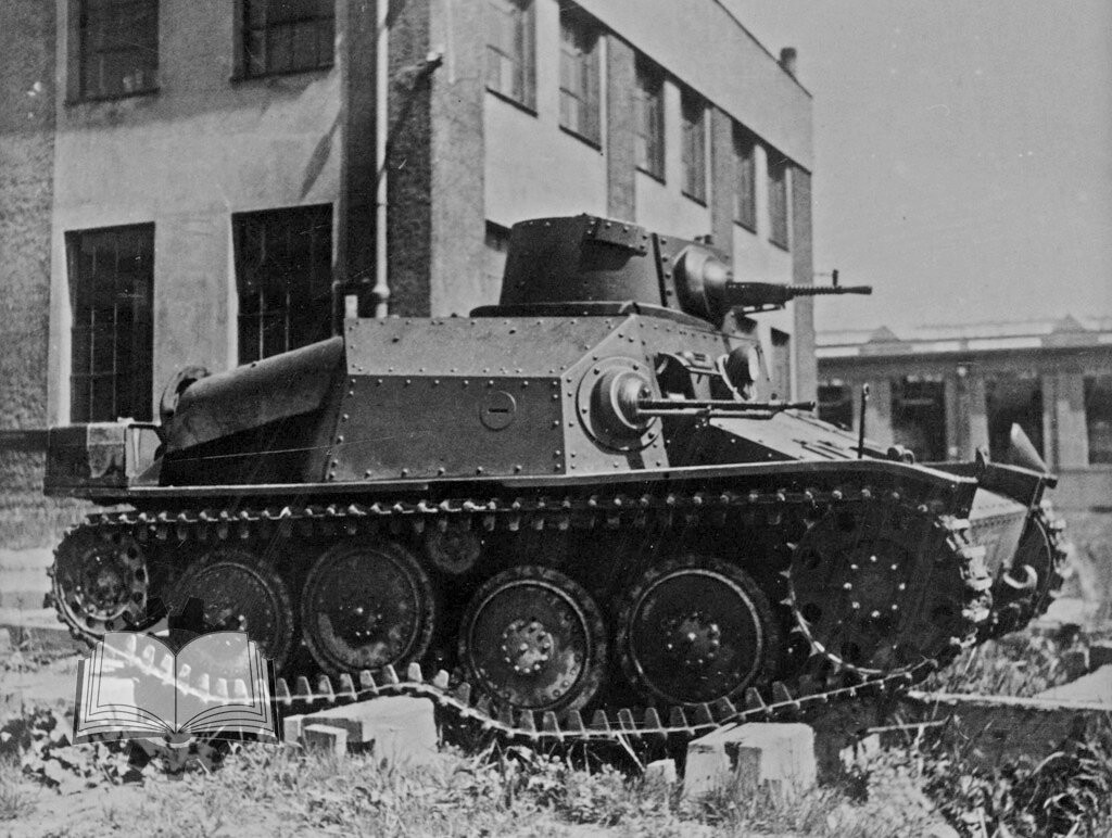 Trang bị của xe gồm hai súng máy. Súng chính là súng máy hạng nặng 35 mm được lắp trong tháp pháo. Vũ khí phụ là một khẩu súng máy hạng nhẹ được lắp ở bên phải của thân xe có cỡ nòng là 7,92 mm với 3.700 viên đạn.