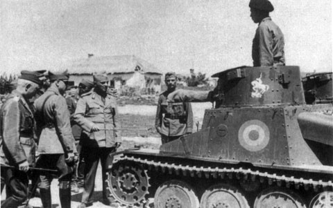 Chiếc xe có kíp lái gồm hai người, có các của quan sát và bệ lắp súng khác so với phiên bản AH-IV-P xuất khẩu cho Iran. Xe có thể xuyên thủng những bức tường gạch dày 300 mm và quật ngã cây cối có đường kính 250 mm. R-1 không có radio, điều này đã hạn chế hiệu quả của nó trong vai trò trinh sát.