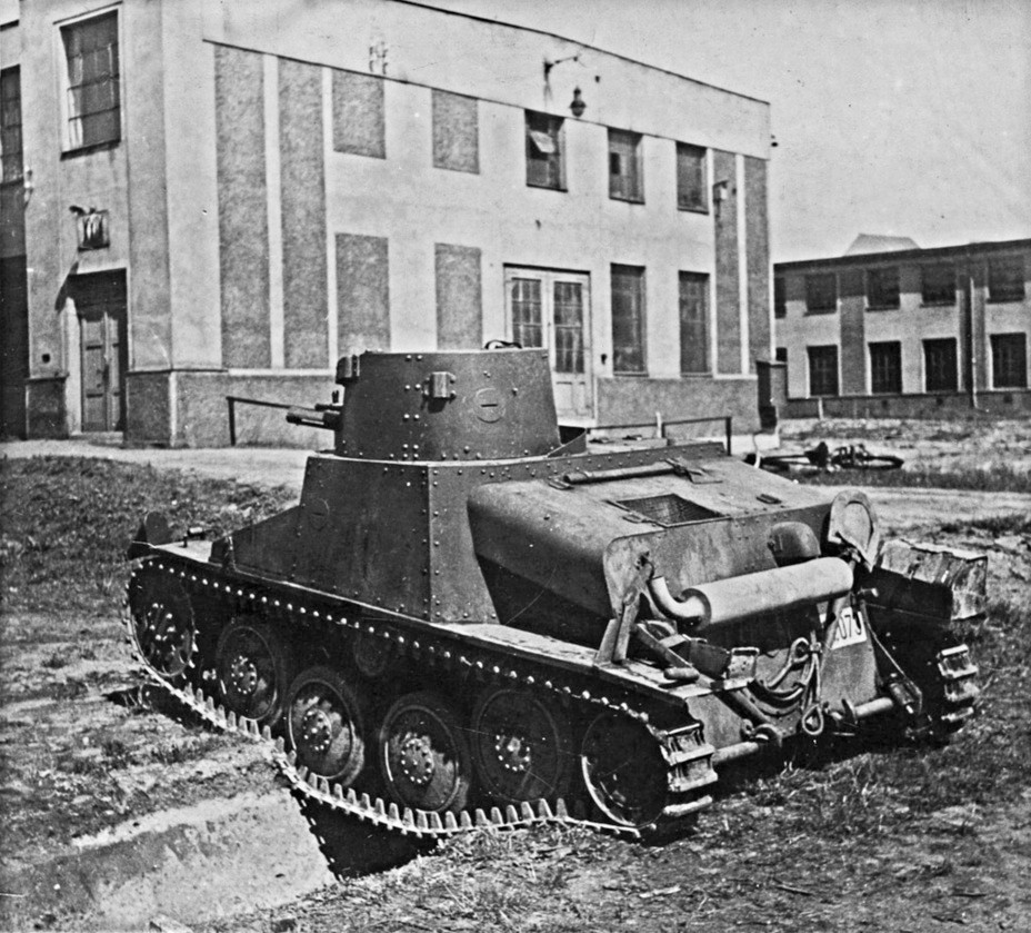 Chúng chỉ có hiệu quả khá hạn chế trong nhiệm vụ trinh sát hay đối đầu với bộ binh không có yểm trợ. Tính tới tháng 1/1943, chỉ còn lại 2 chiếc R-1 còn có thể hoạt động được trong biên chế quân đội Romania.