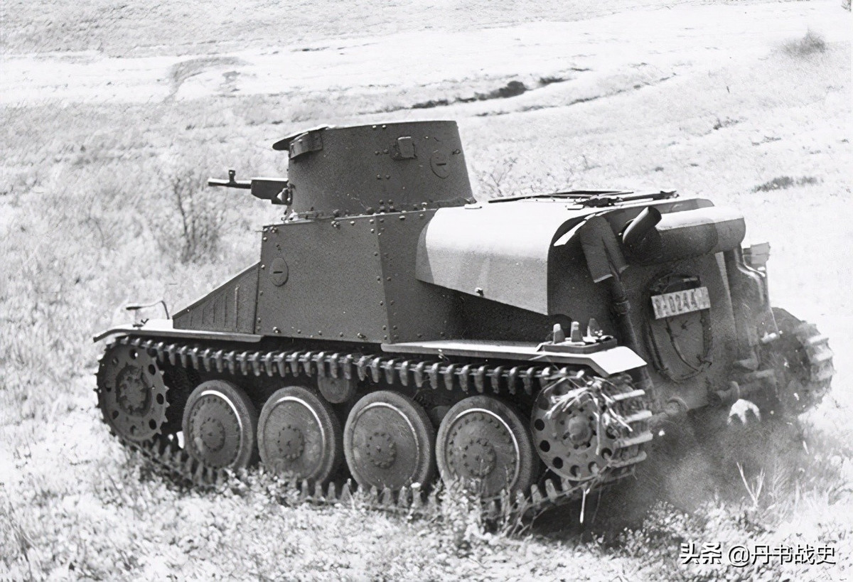 Trong Chiến tranh Thế giới thứ 2, R-1 đã hoạt động trong biên chế các đơn vị kỵ binh Romania, sau khi Romania tham gia cuộc xâm lược Liên Xô với tư cách là thành viên phe Trục vào năm 1941.