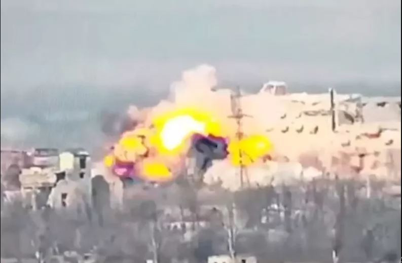 Mặc dù Quân đội Ukraine không từ bỏ nỗ lực tấn công, nhưng họ không thể tích lũy đủ lực lượng cho việc này. Pháo binh và không quân của Nga là trở ngại lớn, đặc biệt là bom lượn có điều khiển FAB-1500, sẽ ngay lập tức bay tới những nơi triển khai quân của Ukraine.