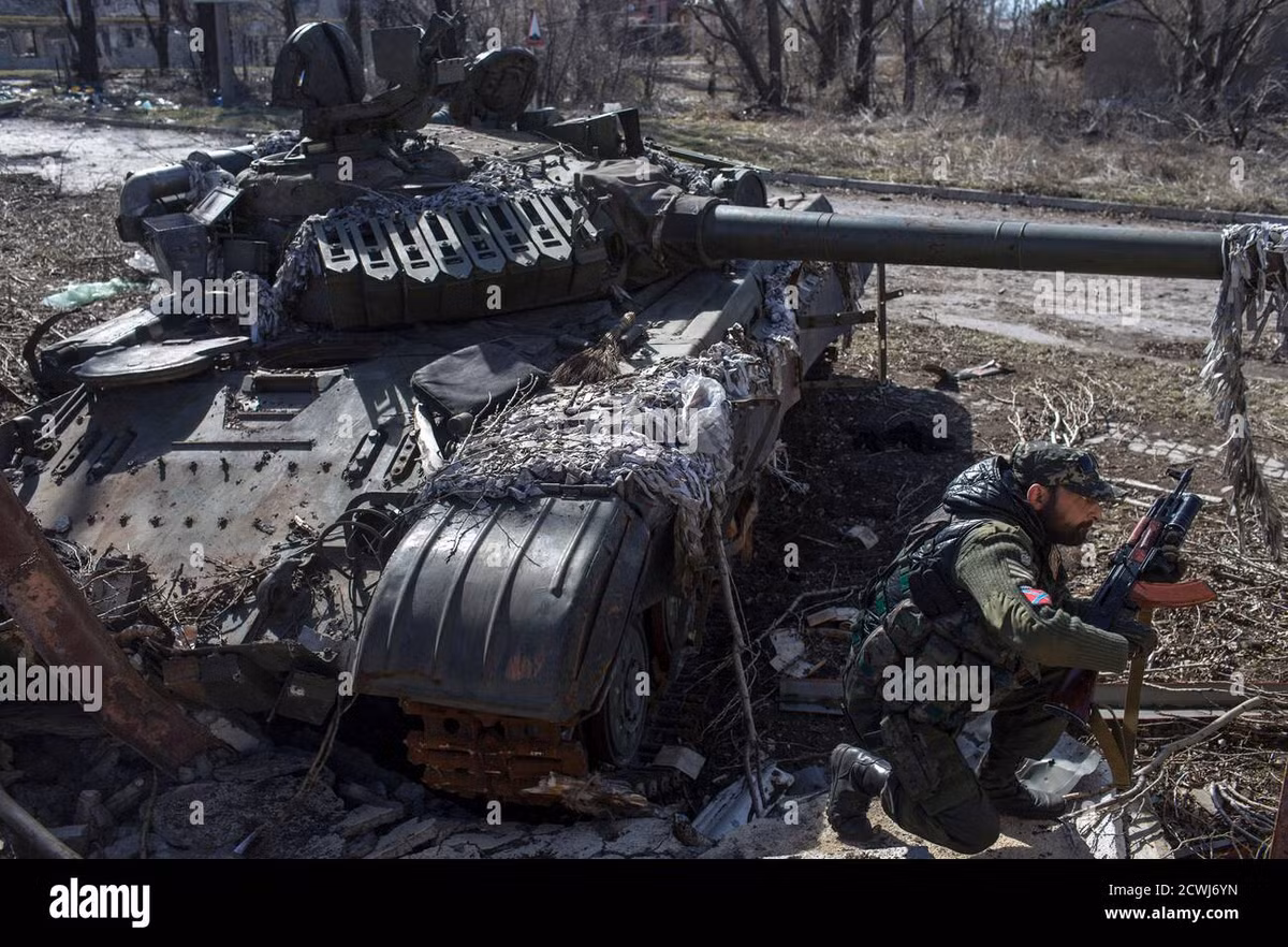 Trên đoạn video do người dân Kharkov công bố, người xem có thể thấy một nhiều xe tăng bị trúng đạn đang bốc cháy; trong khi ngay tại thời điểm đó, một loại đạn chống tăng khác không xác định, đã tiêu diệt thành công một phương tiện chiến đấu khác.