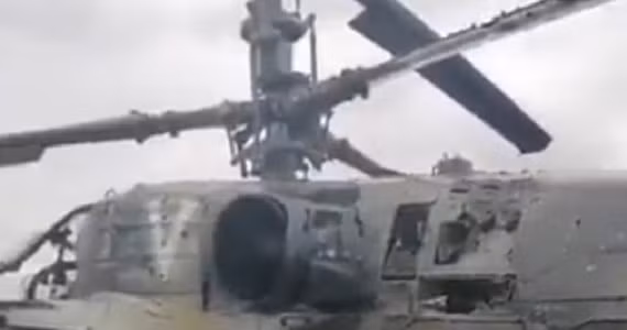 Trên đoạn video được đưa lên mạng xã hội, người xem có thể thấy nơi hạ cánh khẩn cấp của chiếc trực thăng tấn công Ka-52. Máy bay bị hư hỏng động cơ và một số lỗ thủng do trúng đạn từ các vũ khí cỡ nòng nhỏ bắn trúng.