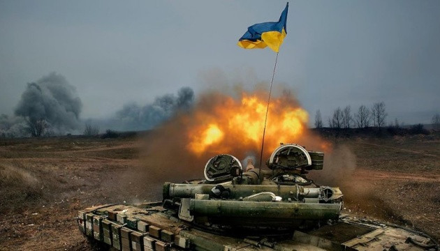 Theo tác giả đoạn video, đoàn xe tăng trên đi theo đường vành đai, tiến về trung tâm thành phố Kharkov, nhưng đã bị quân đội Ukraine tấn công bằng nhiều loại vũ khí khác nhau, bao gồm cả xe tăng và hệ thống tên lửa chống tăng.