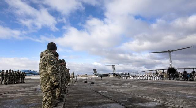 Sau khi Ukraine độc lập vào năm 1992, dựa trên các sĩ quan dù từ Quân đội Liên Xô, Học viện quân sự Sumy được tổ chức lại thành Trung tâm huấn luyện quân dù, với biên chế là Lữ đoàn ĐBĐK độc lập 95 và chuyển Trung tâm đến Zhytomyr, một thành phố ở tây bắc Ukraine.