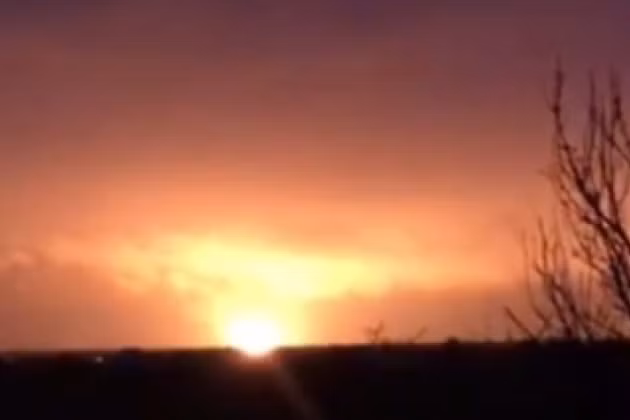 Trong khi đó kế hoạch tiếp nhận máy bay chiến đấu F-16 của Ukraine sắp tới sẽ gặp khó khăn, vì sân bay mà họ đã chuẩn bị cho máy bay F-16 đã bị một số tên lửa Nga bắn trúng. Vào sáng sớm ngày 1/6, sân bay quân sự nằm ở thành phố Stryi, tỉnh Liviv, miền Tây Ukraine đã bị tên lửa Nga tấn công.