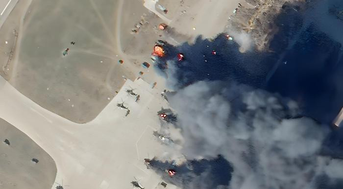 Kế hoạch xây dựng sân bay để đón máy bay chiến đấu F-16 của Ukraine đã bị Nga giáng đòn nghiêm trọng. Theo dự báo, sẽ rất khó khăn cho Ukraine khi tiếp nhận máy bay chiến đấu F-16; tuy nhiên Ukraine cũng có kinh nghiệm trong việc sơ tán, che giấu số máy bay hiện có, nên Nga khó có thể đánh sập nơi cất, hạ cánh của máy bay F-16. (Nguồn ảnh: Defence-ua, Topwar, Sputnik).