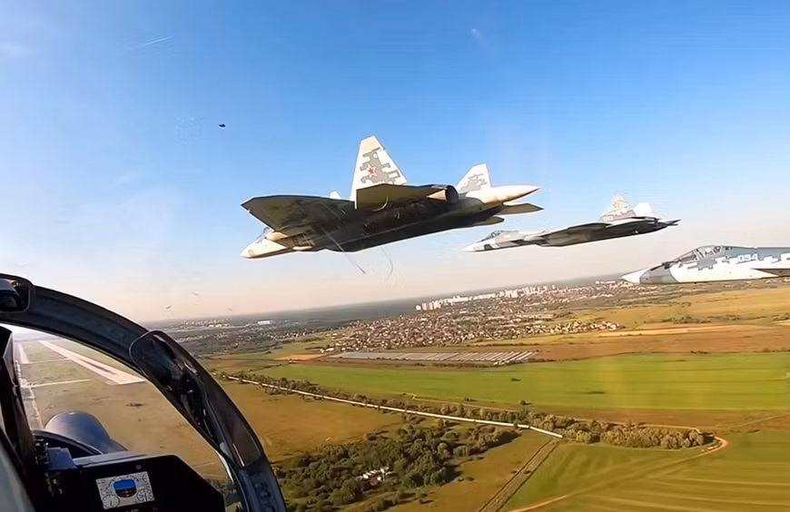 Chiếc tàu sân bay Eisenhower đã bị Houthi đã sử dụng các phần mềm Photoshop, để tạo ra hình ảnh một lỗ hổng do một tên lửa bắn trúng. Những bức ảnh do Tổng cục Tình báo Ukraine cung cấp cũng không cho thấy bất kỳ dấu hiệu rõ ràng nào, về việc Su-57 bị tấn công hay hư hại. 