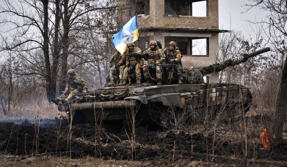 Để đối phó với tình hình ngày càng xấu đi, Quân đội Ukraine cũng vội tung các đơn vị cấp lữ đoàn đến tăng viện, khiến cả hai bênh đều thiệt hại nặng. Để trấn áp hiệu quả sự kháng cự của Quân đội Ukraine và giảm thiểu thương vong cho chính mình, Quân đội Nga đã sử dụng lực lượng không quân chiến thuật ném bom nhiệt áp vào tuyến phòng thủ của Quân đội Ukraine.