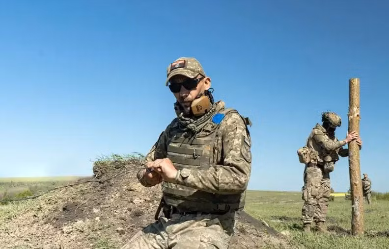 Trong tình hình hiện nay, Bộ Tổng tham mưu Quân đội Ukraine buộc phải liên tục điều chuyển lực lượng dự bị hiện có, từ tuyến này sang tuyến khác. Và những hành động này đã bị tình báo Nga tích cực phát hiện, sau đó là các cuộc tấn công bằng tên lửa, pháo binh và không kích được thực hiện nhằm vào các đơn vị tăng viện, gây tổn thất lớn cho quân Ukraine. (Nguồn ảnh: Topwar, CNN, Ukrinform, Al Jazeera).