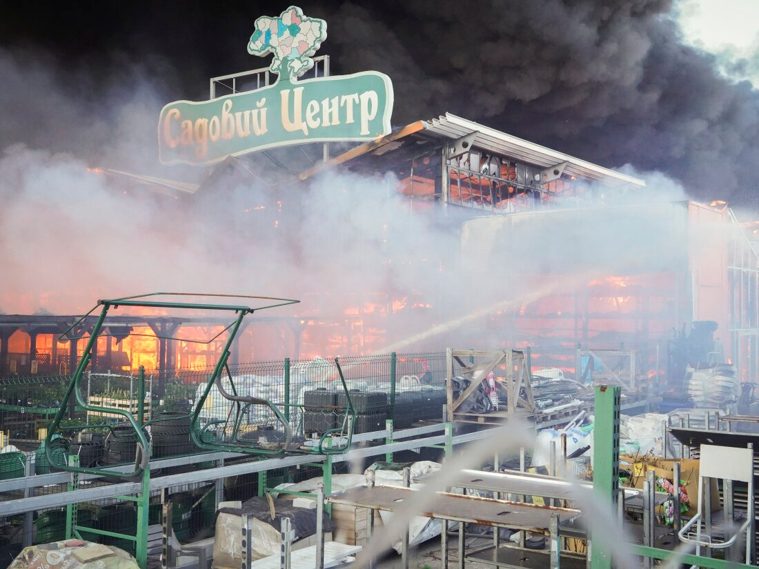 Ngoài ra, RFAF còn chiếm giữ các vị trí quan trọng ở phía nam nhà máy vật liệu chịu lửa Chasovoyarsk và tấn công thành công vào khu vực đường Dolgoe-II ở phía nam khu vực Novy. Hiện truyền thông Ukraine cũng đã công nhận, chủ lực của họ đã phải rút hoàn toàn ra khỏi trung tâm Chasov Yar. 