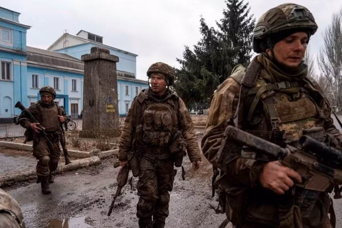 Ngoài ra, việc AFU mở mặt trận Kursk, cũng là một lý do quan trọng dẫn đến sự thất thủ của Chasov Yar. Để tập trung lực lượng cho mặt trận Kursk, AFU đã điều động một số lượng lớn quân tinh nhuệ từ mặt trận phía đông Ukraine đến chiến trường Kursk, trong đó có Lữ đoàn bộ binh cơ giới số 36 bảo vệ Chasov Yar.