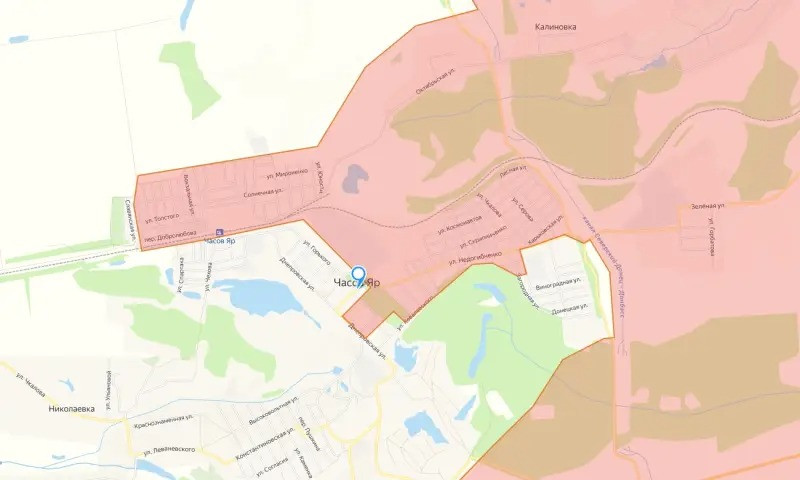 Trang Topwar của Nga cho biết, hỏa lực pháo binh của RFAF đã liên tục bắn phá vào khu vực dân cư Chasov Yar và làm gián đoạn quá trình luân chuyển các đơn vị AFU phòng thủ phía Tây. Cuộc tấn công chính xác được cho là đã giết chết ít nhất 12 lính Ukraine và hai xe bọc thép. 