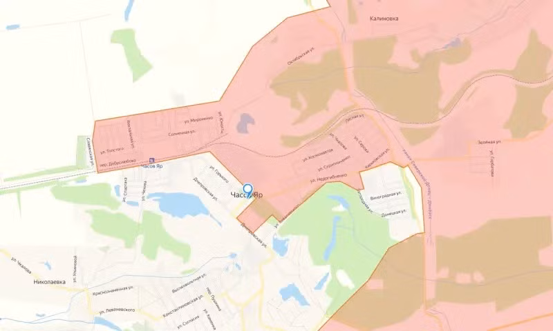 Trang Topwar của Nga cho biết, hỏa lực pháo binh của RFAF đã liên tục bắn phá vào khu vực dân cư Chasov Yar và làm gián đoạn quá trình luân chuyển các đơn vị AFU phòng thủ phía Tây. Cuộc tấn công chính xác được cho là đã giết chết ít nhất 12 lính Ukraine và hai xe bọc thép. 