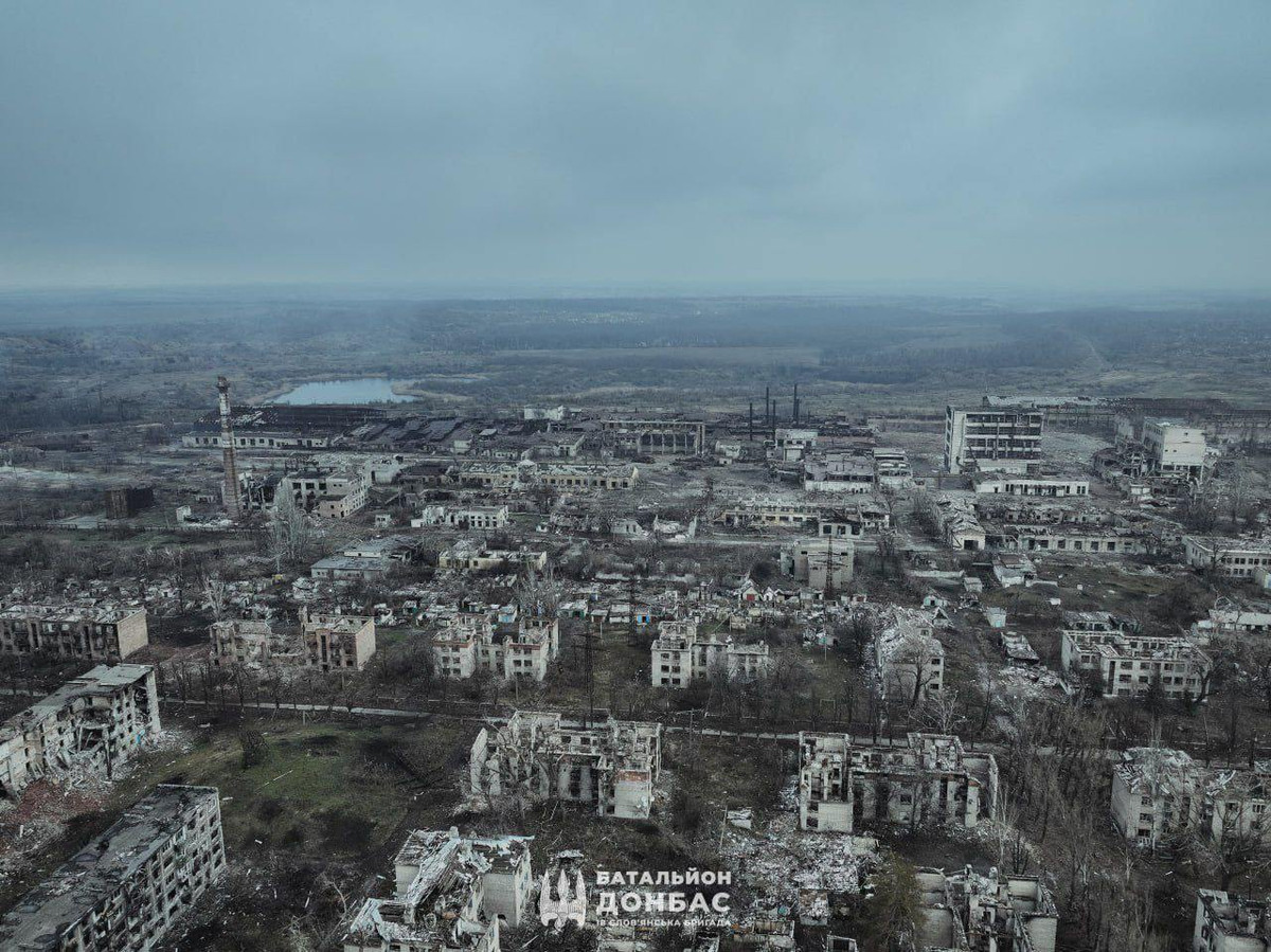 Chiến dịch tấn công Chasov Yar của RFAF đã kéo dài gần một năm nay; để Nga kiểm soát Chasov Yar, RFAF đã tiêu thụ một triệu viên đạn pháo và hàng ngàn quả bom lượn có điều khiển, cày nát mặt đất Chasov Yar.