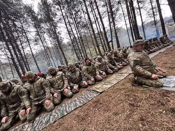 Người đứng đầu Chechnya lưu ý rằng, các đơn vị Nga và dân quân đang tiến hành các hoạt động ở các khu vực khác nhau của Mariupol; thực hiện một loạt chiến dịch truy quét và sắp tới, quân Nga sẽ hoàn toàn kiểm soát Mariupol.