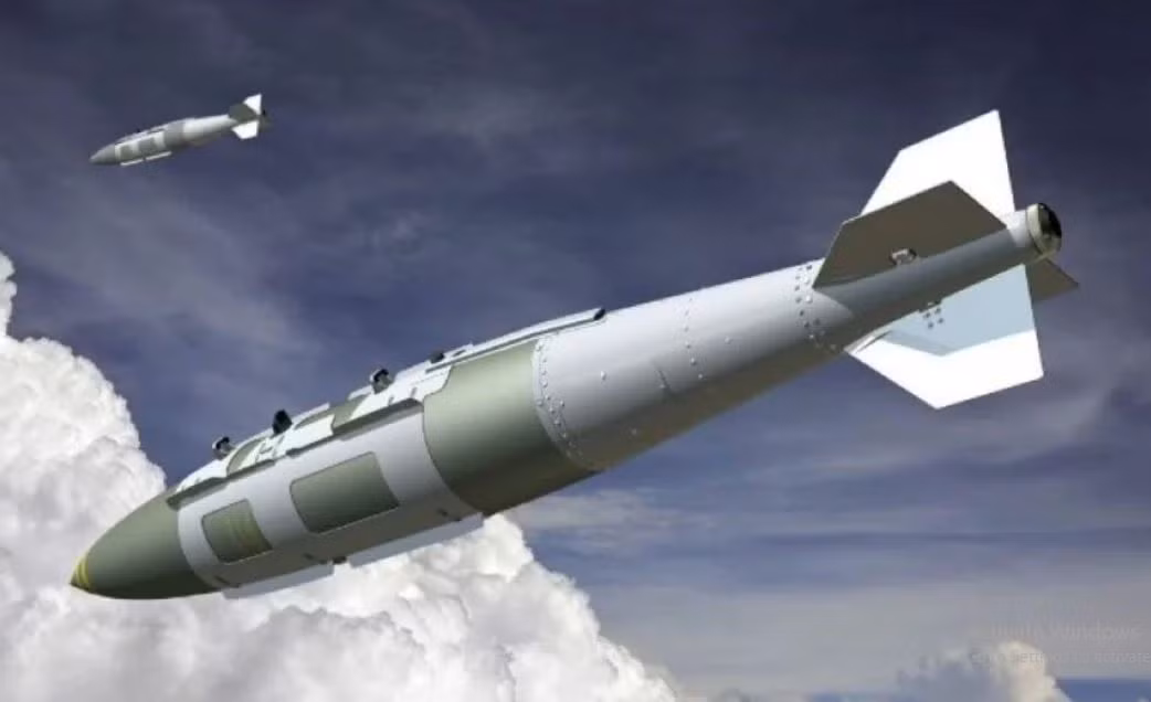 Về cơ bản, JDAM chỉ có cánh đuôi, khả năng bay hạn chế do chỉ dựa vào lực nâng của không khí và cánh đuôi. Quãng đường bay đạt được là 24 km khi được thả ở độ cao lớn, còn phạm vi bay nếu thả ở độ cao trung bình và thấp là giảm đáng kể.