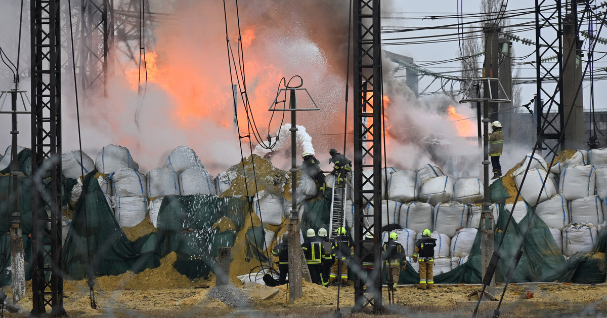 Ví dụ, nếu một trạm biến áp lưới điện bị phá hủy, một khu vực sẽ không có điện. Nhưng bằng cách xây thêm hệ thống điện dự phòng, nguồn điện có thể sớm được phục hồi. Cuộc tấn công của Quân đội Nga vào lưới điện Ukraine là sự giằng co giữa mất điện và khôi phục.