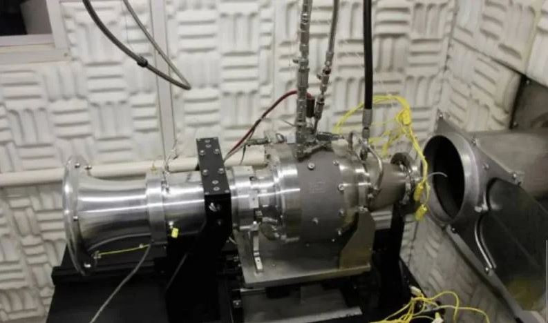 Bom PJDAM là một phiên bản cải tiến của bom JDAM-ER, đó là lắp thêm một động cơ phản lực siêu nhỏ, và nó biến thành một tên lửa hành trình hoàn chỉnh có giá rẻ. Hiện chưa rõ chi phí thực tế, nhưng bộ JDAM-ER có giá khoảng 30.000 USD, bộ TDI-J85 được cho là có giá khoảng 30.000 USD.