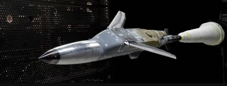 Giá thành của một quả bom thường MK-84 có giá 5.000 USD, nhưng việc biến nó thành một tên lửa hành trình không phải là đơn giản của những phép cộng. Tuy nhiên, nếu nó có thể được kiểm soát dưới 200.000 USD, thì đó vẫn là có mức giá rẻ. (Ảnh thử nghiệm bom PJDAM trong hầm gió).