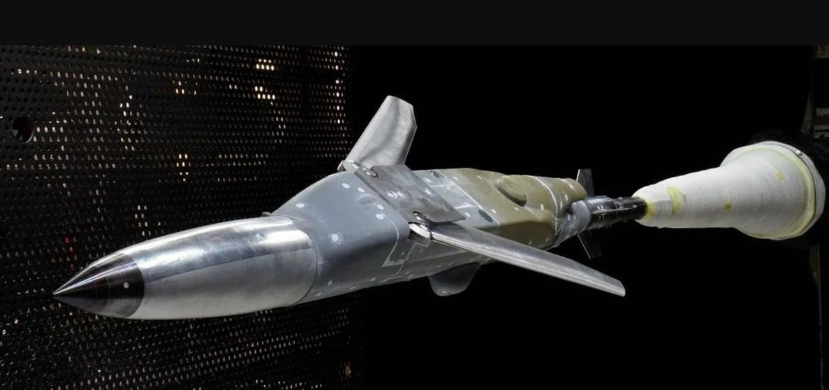 Nhưng chưa dừng ở đó, hãng Boeing đang phát triển bom PJDAM với một động cơ bổ sung, có tầm hoạt động lên tới 500 km. Đây là một hướng đi mới thú vị, biến một quả bom thường, thành một tên lửa hành trình phóng từ trên không với giá “rất rẻ”.