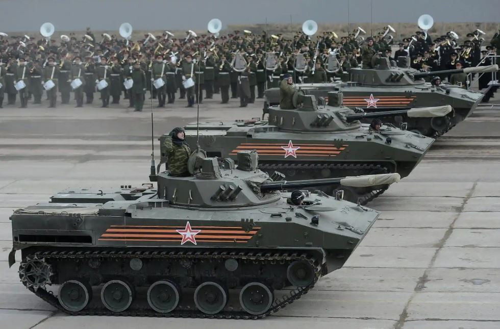 BMD-4M nâng cấp có thân rộng hơn so với phiên bản trước đó; xe có chiều dài 6 m, chiều rộng 3,15 m và chiều cao 2,7 m. Kíp chiến đấu 3 người (bao gồm trưởng xe, lái xe và pháo thủ) cùng sáu lính bộ binh được trang bị vũ khí đầy đủ. Người lái ngồi ở phía trước và động cơ được đặt ở phần sau của xe. Ảnh: Rostec.