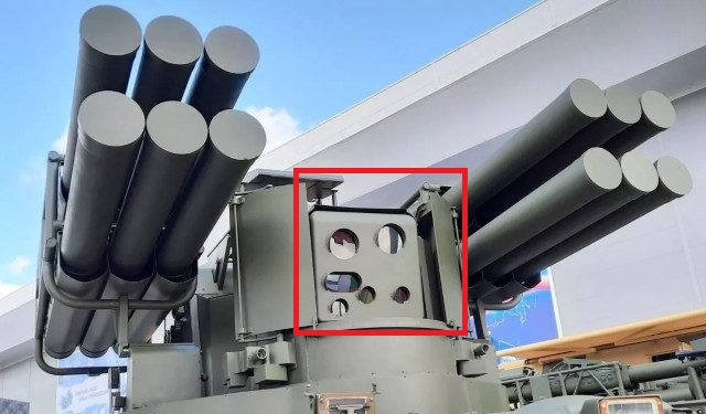 Hệ thống phòng không Ptitselov không được trang bị radar, cảm biến của nó là khí tài quang-điện tử, có khả năng quan sát ngày/đêm được lắp ở chính giữa tháp pháo và hai bên tháp là bệ phóng tên lửa. Do không sử dụng radar nên Ptitselov không lo bị chế áp điện tử của đối phương. Ảnh: Rostec.