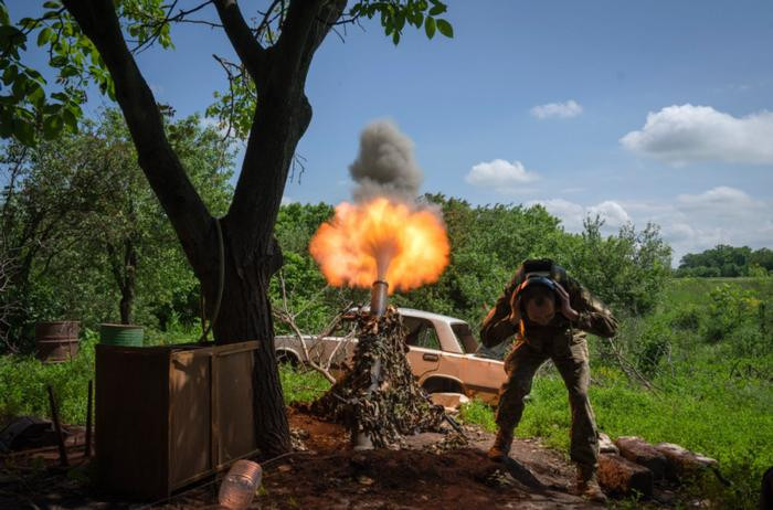 Một số blogger và nhà quan sát quân sự bày tỏ nghi ngờ về khả năng phòng thủ của Quân đội Nga ở Zaporozhye. Họ lo ngại rằng Quân đội Nga có thể lặp lại sai lầm của Izyum và Kherson, đó là sơ tán cư dân trước, sau đó quân đội cũng sẽ phải rút quân. 