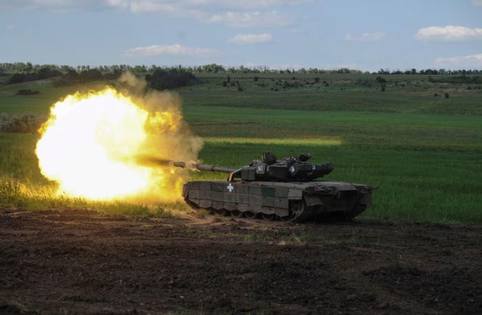 Ngược lại, Quân đội Ukraine, với sự hỗ trợ mạnh mẽ từ các nước phương Tây, đang dần tăng cường hỏa lực và thiết giáp, đặc biệt là sự hỗ trợ sản xuất pháo binh do Rheinmetall của Đức và các công ty công nghiệp quốc phòng khác cung cấp cho Ukraine, điều này cho thấy hỏa lực khốc liệt của cả hai bên trên chiến trường trong tương lai.