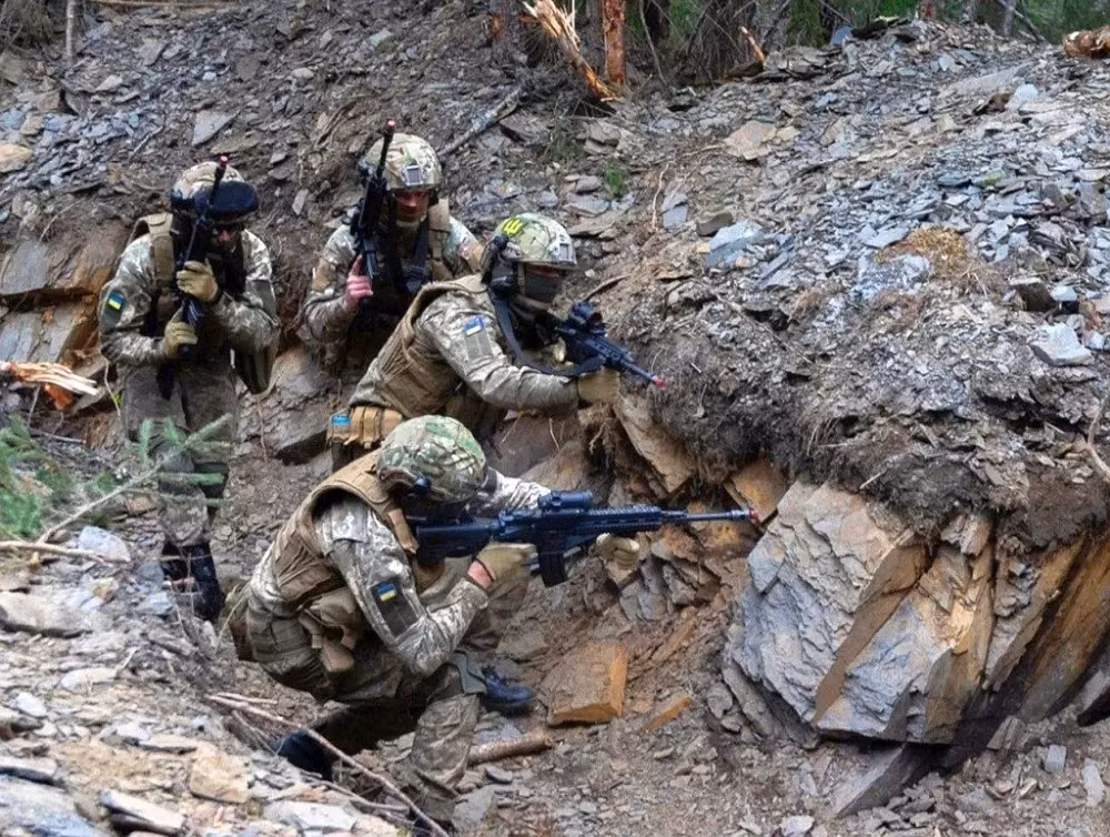 Các lực lượng này có thể vào trú ẩn trong các hầm ngầm gần tiền tuyến, ẩn nấp trong các chiến hào và những ngôi nhà ở khu vực chiến tuyến, mà dân đã sơ tán hết để chờ đợi thời cơ. Khi quân Nga đang thay quân phòng thủ, mất cảnh giác, họ sẽ phối hợp với nhiều tổ tác chiến khác nhau, bất ngờ tấn công.