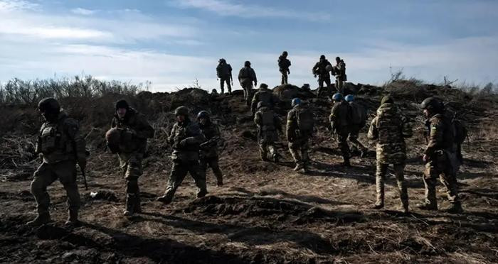 Còn Alexander Dubinsky, đại biểu Quốc hội Ukraine, cho biết Ukraine đã thiệt hại 800.000 người và hiện vẫn còn 800.000 người đang phục vụ trong quân đội. Tuy nhiên, chỉ có 300.000 người ở tuyến đầu, số còn lại là nhân viên hậu cần và đã “biến mất”.