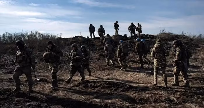 Còn Alexander Dubinsky, đại biểu Quốc hội Ukraine, cho biết Ukraine đã thiệt hại 800.000 người và hiện vẫn còn 800.000 người đang phục vụ trong quân đội. Tuy nhiên, chỉ có 300.000 người ở tuyến đầu, số còn lại là nhân viên hậu cần và đã “biến mất”.