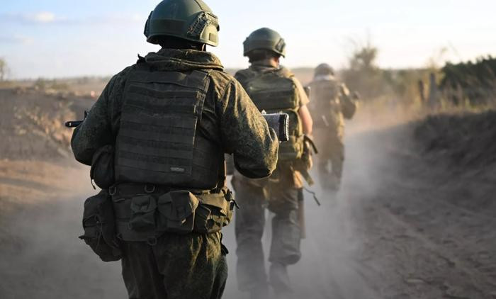 Một quan chức Nga ở khu vực Donetsk xác nhận: Quân đội Nga đã bao vây quân đồn trú Ukraine ở Ugledal và đang tấn công khu vực này từ phía đông và phía tây. Hiện tại, Quân đội Ukraine gần như không thể luân chuyển quân trong khu vực và sử dụng những con đường phụ để tiếp tế.