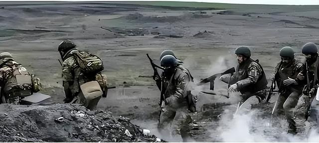 Ví dụ, Cụm quân phía Đông của Nga đảm nhiệm chiến đấu ở hướng nam Donetsk, hiện đang “âm thầm làm giàu”. Trước đây Cụm quân phía Đông thường trực diện chiến đấu và chịu nhiều tổn thất, thậm chí không thể thu được kết quả gì.