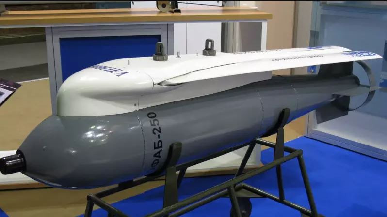 Bằng chứng bằng hình ảnh này cũng khẳng định, việc biến bom thường thành bom có điều khiển của Nga và Mỹ là hoàn toàn khác nhau. Tuy nhiên đây là lần đầu tiên, xuất hiện bức ảnh về loại bom lượn có điều khiển FAB-250.