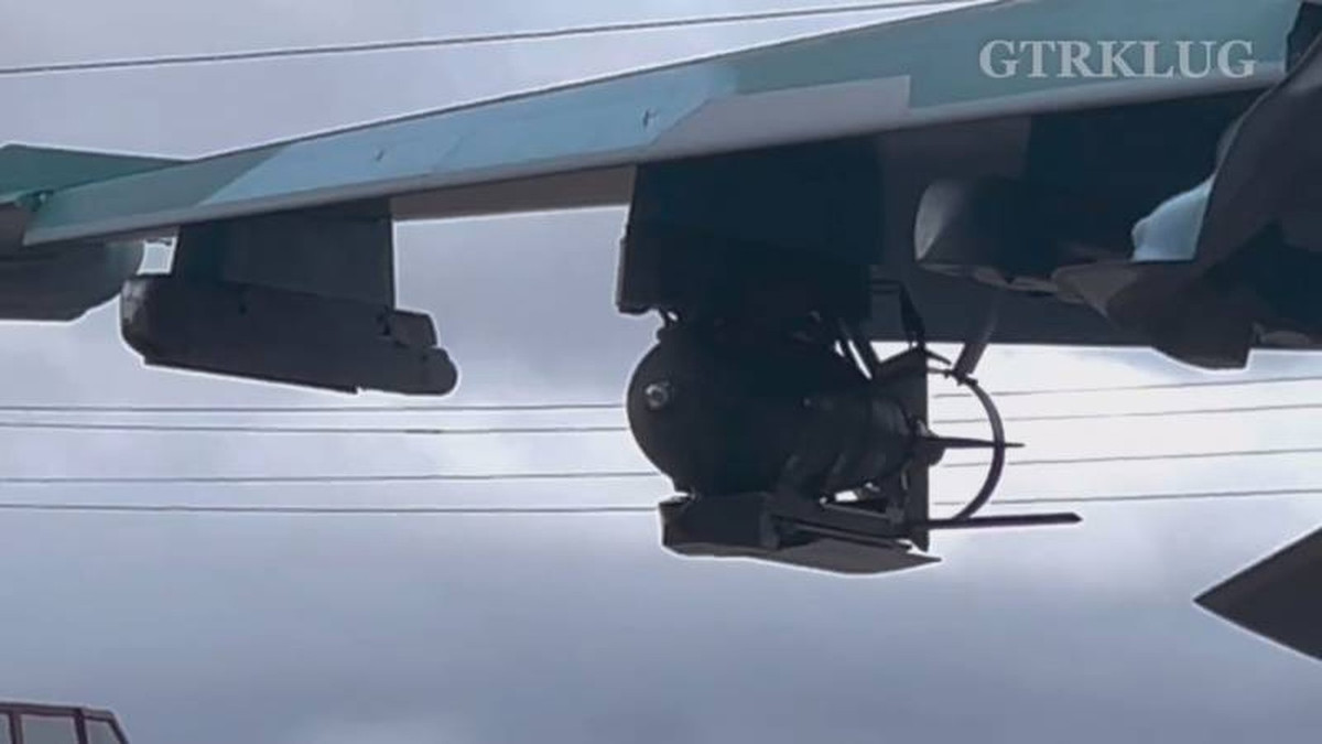 Ngược lại với bom JDAM-ER của Mỹ, bom UMPC của Nga có những sự khác biệt, mặc dù bản chất là cả hai thiết bị hiệu chỉnh này, đều nhằm biến những quả bom thường thành bom có điều khiển. Tuy nhiên, thiết bị hiệu chỉnh UMPC của Nga lại được thợ kỹ thuật lắp vào bom, trước khi lắp bom lên máy bay.