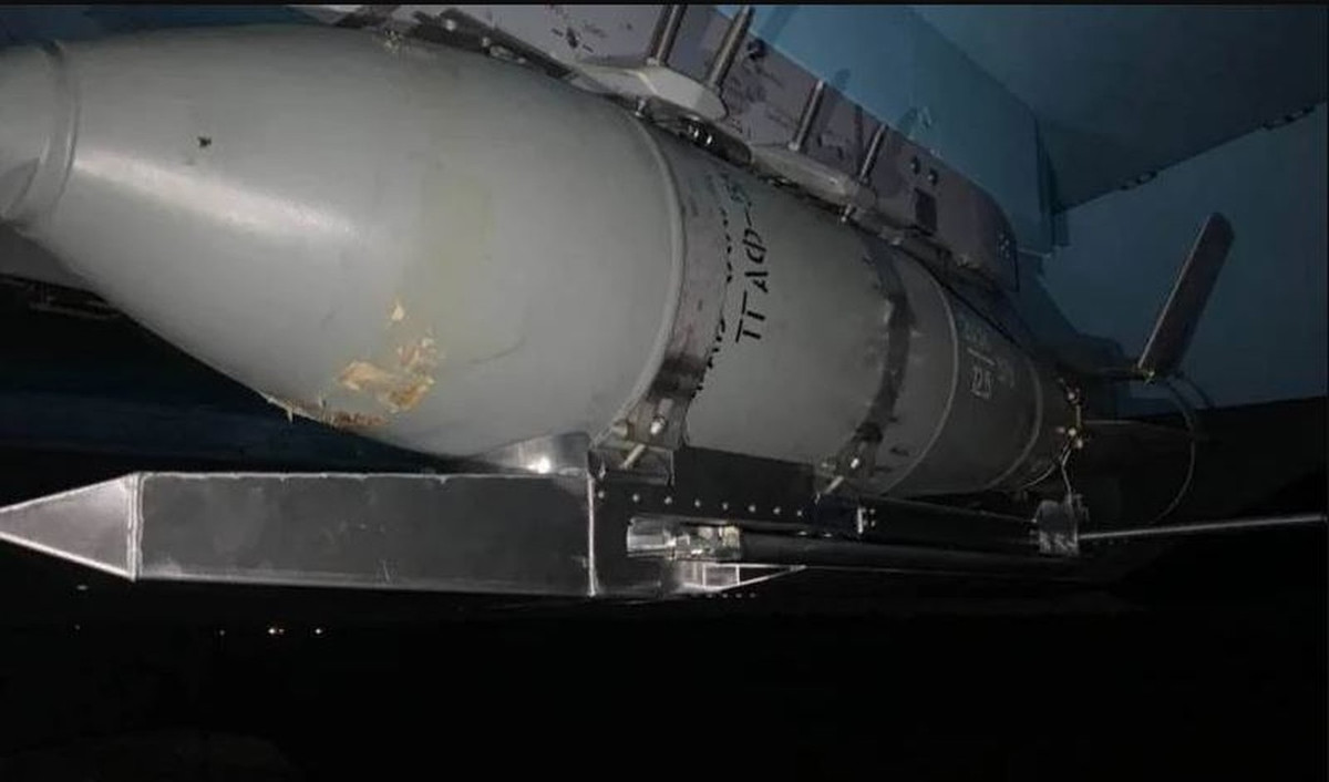 Bom FAB-250 M-62 có trọng lượng nhẹ hơn bom FAB-500 M-62 và về mặt khí động học có lợi thế hơn so với phiên bản nặng hơn nó; do vậy tầm bay lượn của loại bom này, khi được thả ở độ cao 10 km, có thể bay xa tới 80 km. Tuy nhiên sức công phá của bom FAB-250 nhỏ hơn mẫu FAB-500.