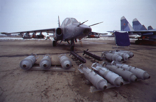 Bom FAB-250 là loại bom không điều khiển (bom thường) và chỉ sử dụng một ngòi nổ duy nhất ở mũi bom. FAB-250 M62 được Liên Xô sản xuất hàng loạt và có thể trang bị trên tất cả các mẫu máy bay ném bom và chiến đấu của Liên Xô.