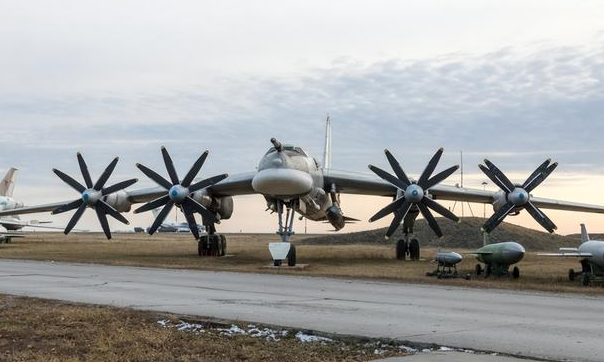 Ngoài ra Quân đội Nga phải sử dụng các đòn tấn công bằng đường không, để cắt đứt đường tiếp tế hậu cần của quân đội Ukraine tại chiến trường Bakhmut. Và bây giờ “máy xay thịt” Bakhmut trông ngày càng giống chiến tuyến Verdun trong thế chiến thứ nhất.