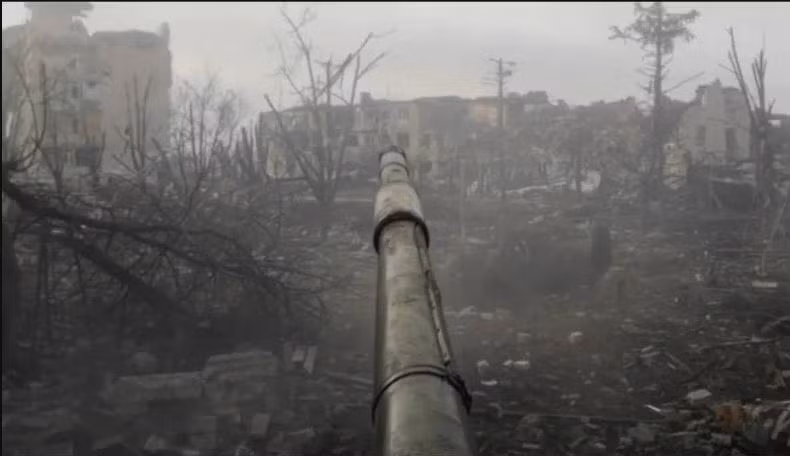 Mặc dù Quân đội Nga đúng là có ưu thế hỏa lực gấp hơn 10 lần, nhưng họ khó có thể chế áp và tấn công hiệu quả vào các khu vực chiều sâu của pháo binh Ukraine. Nói chung, pháo binh của quân đội Ukraine được bố trí sau chiến tuyến 10 km và chủ yếu tấn công khu vực cách chiến tuyến 10 km.