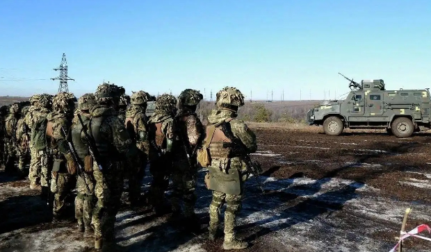 Ngược lại Quân đội Nga rất khó giám sát khu vực sau chiến tuyến 10 km; ngay cả khi mục tiêu được tìm thấy, quân đội Nga không có liên kết dữ liệu tốc độ cao và thiếu hệ thống pháo binh kỹ thuật số. Bằng cách này, ngay cả khi quân đội Nga phát hiện thấy mục tiêu, nó sẽ được truyền đến pháo binh, thao tác thủ công để phóng tên lửa, v.v.