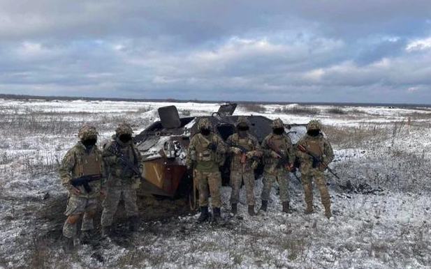 Do đó, trong các cuộc xung đột ngày nay, khả năng triển khai phân tán và tấn công gián tiếp tầm xa là rất quan trọng. Các vị trí phía trước của Quân đội Ukraine đều được triển khai theo phương thức phân tán, còn mấu chốt thực sự là đòn tấn công chính xác gián tiếp của pháo binh Quân đội Ukraine theo chiều sâu.